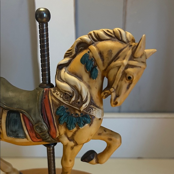 Vgt Willitts Melodies carousel playing “Carousel Waltz”. - Picture 3 of 7